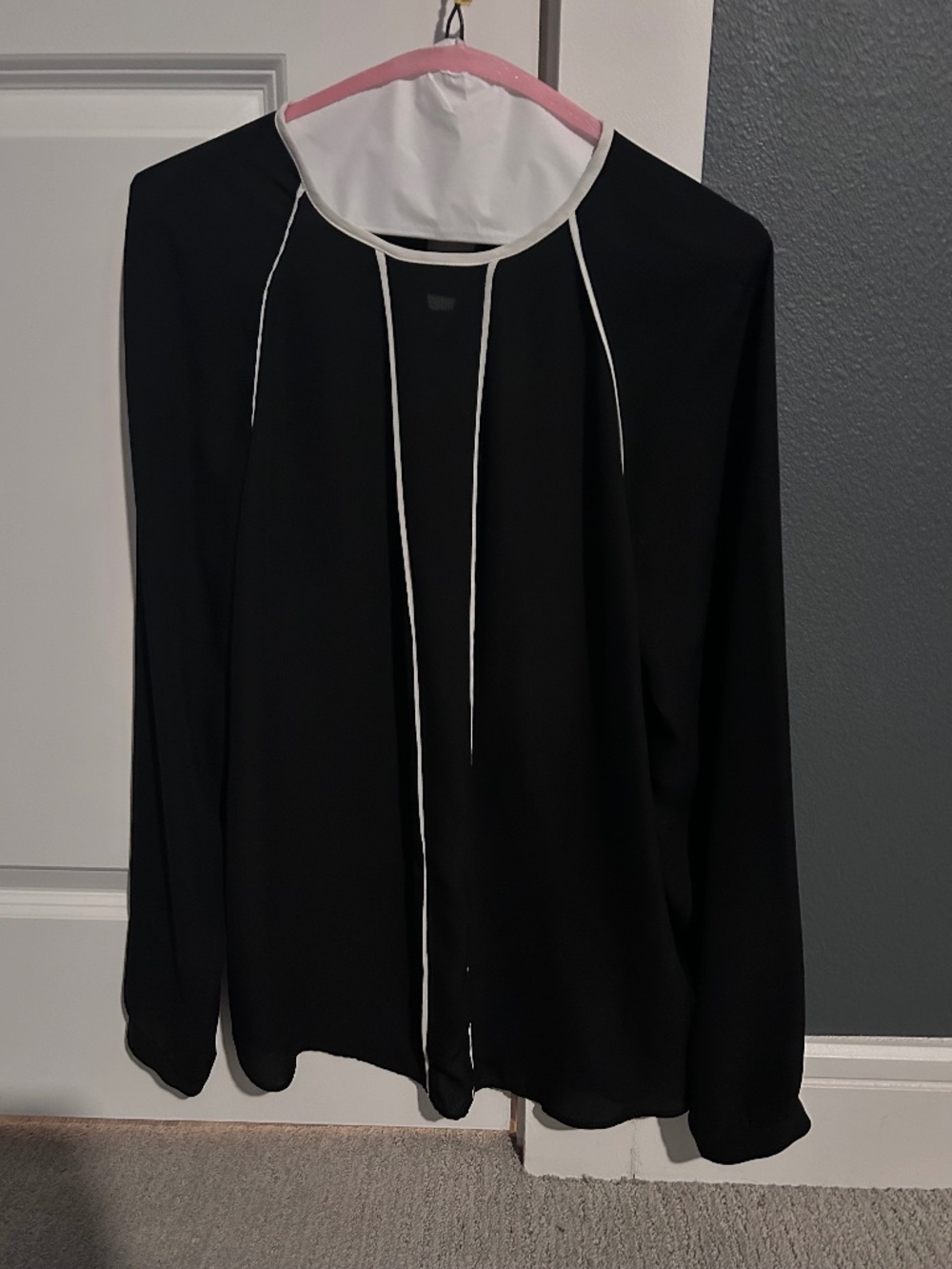 Banana Republic Black Blouse w White Piping - Size 6
